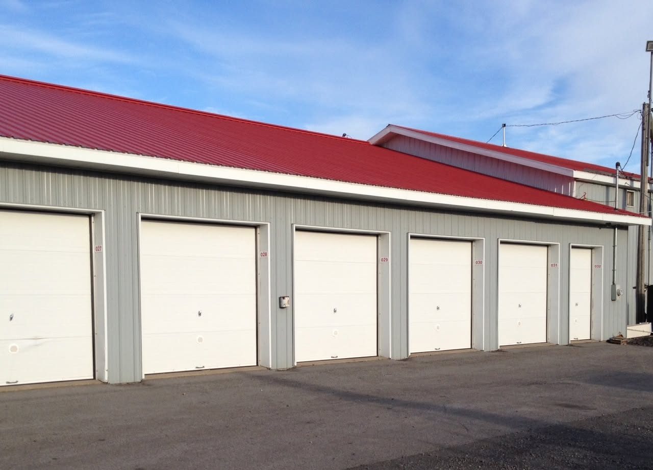 Rangée de locaux d’entreposage avec portes de garage blanches